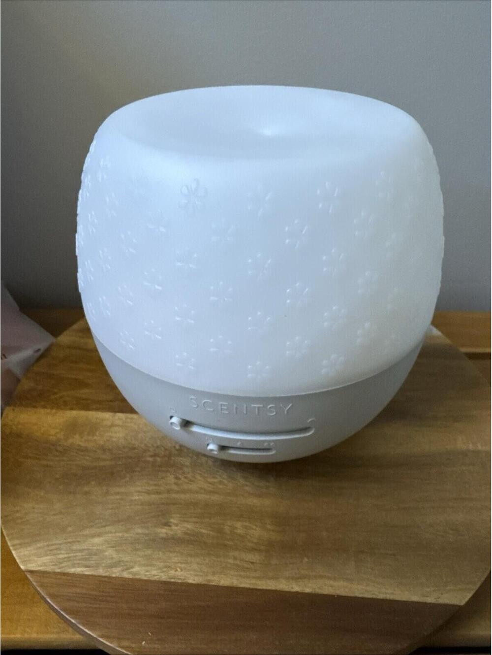 Scentsy Fleur Gray Deluxe Diffuser- 7 DIFFERENT LED LIGHTS - Euc 35hr Run Time